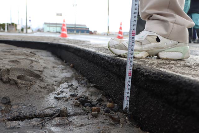道路が隆起して最大で歩道と13センチほどの段差ができた