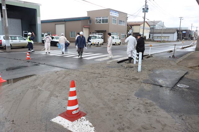 横断歩道手前に道路を横断する入った亀裂