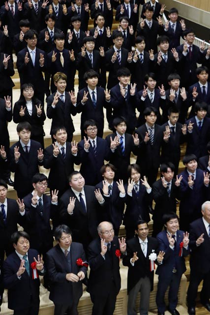 三条市立大学入学式で新入生の記念写真