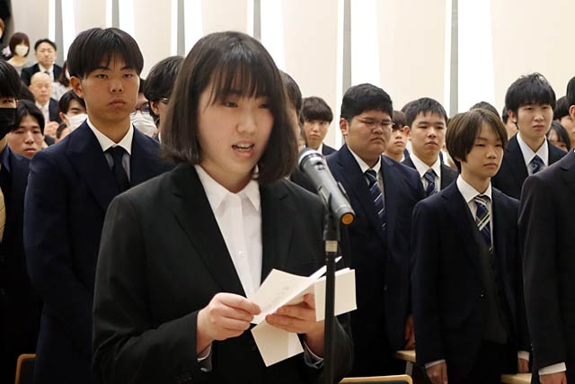 新入生代表で原さんが宣誓