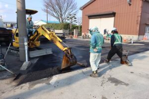 燕市の水道管の漏水修理に伴う県道通行止めの解除は8日夕方以降にずれ込む 埼玉県の道路陥没事故もあってか周辺の空洞調査を実施へ