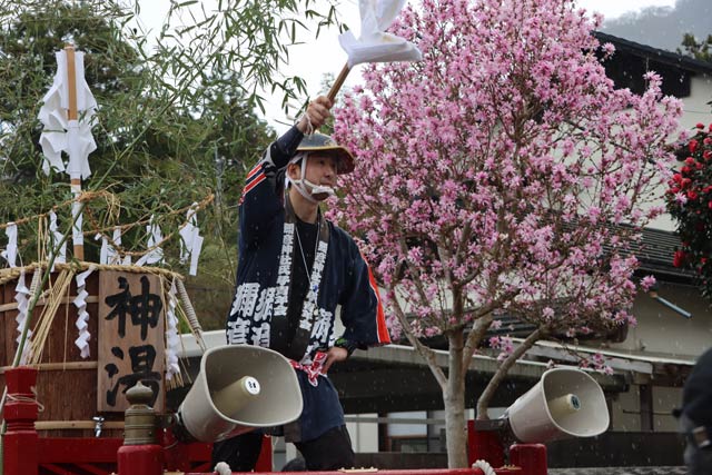 湯曳き車の上で指揮をとる弥彦神社氏子青年会の黒津会長