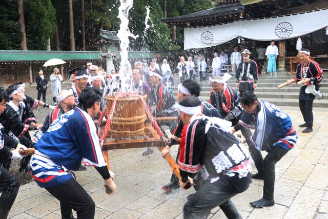 弥彦湯かけまつり