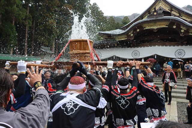 3基のたるに移した神湯を弥彦神社に奉納