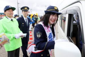 春の全国交通運動でおいらん役を1日警察署長に任命してPR