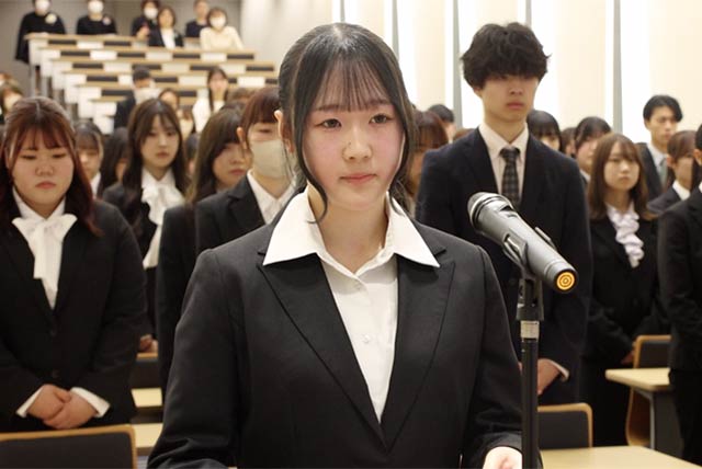医療事務学科の佐藤さんが新入生誓いの言葉