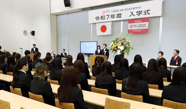 医療事務学科の佐藤さんが新入生誓いの言葉