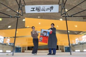 工場蚤の市のメーン会場の多目的ホールの装飾