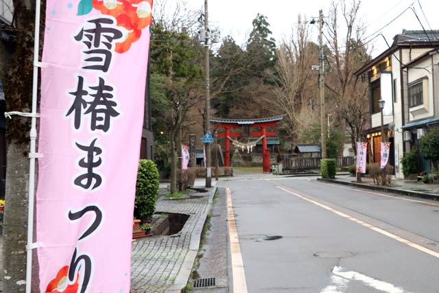 特設ステージを構えてメイン会場になる青海神社赤鳥居前