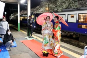 「夜桜Shu＊Kura」号で酒と分水駅の夜桜に酔う
