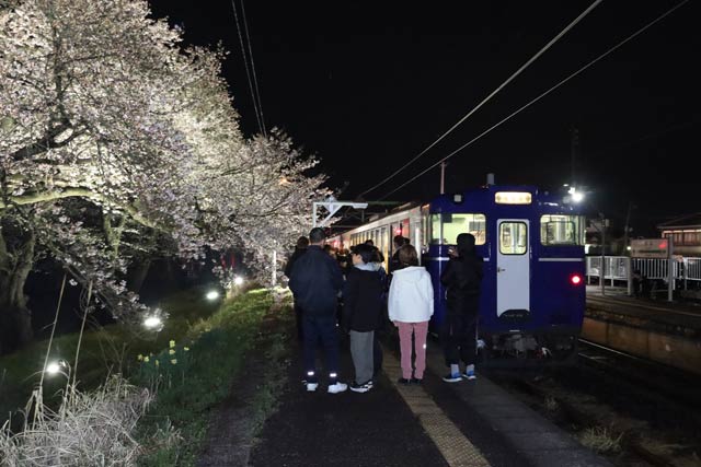 乗客と地元の人でホームがにぎわう