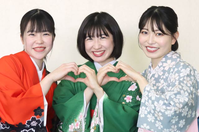 左から信濃太夫の長谷川瑞姫さん、桜太夫の星野真衣さん、分水太夫の佐藤千幸さん