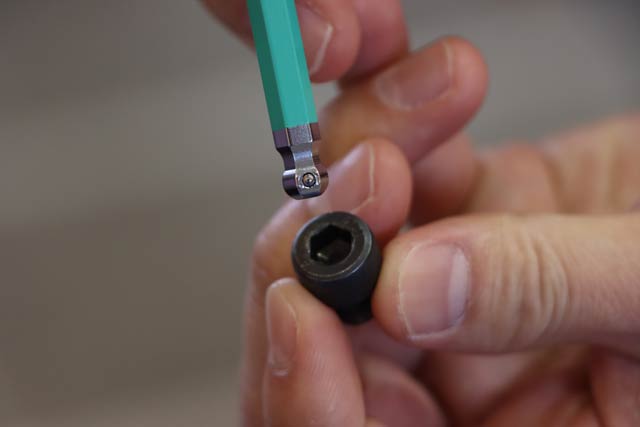 ボールポイント部分にばね鋼と鋼球を埋め込んでボルトを保持するキャッチャーボールレンチ