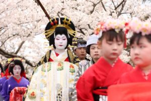 満開の桜花が舞台の分水おいらん道中 春雨にもかかわわらず2.1万人が時代絵巻に酔う
