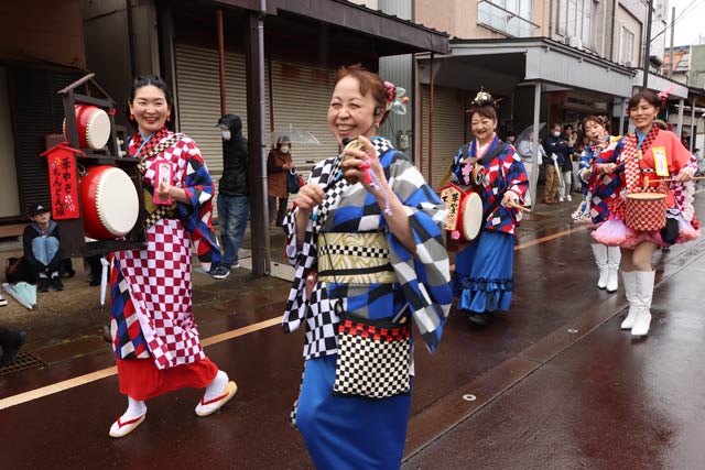 地蔵堂本町通りでおいらん道中が始まるまで華やぎちんどん隊がパフォーマンス