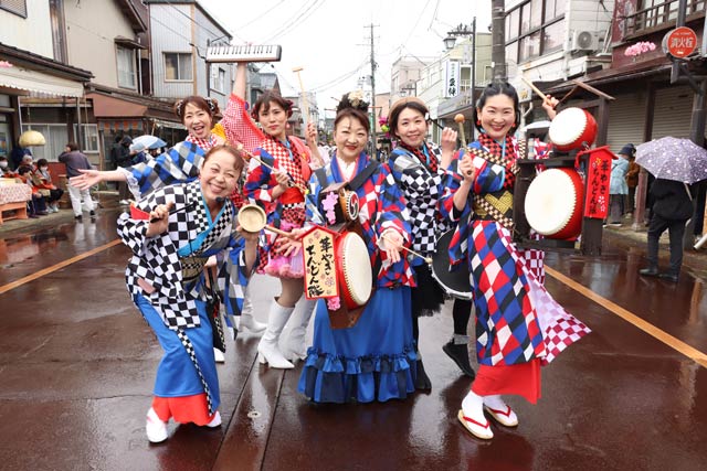 地蔵堂本町通りでおいらん道中が始まるまで華やぎちんどん隊がパフォーマンス