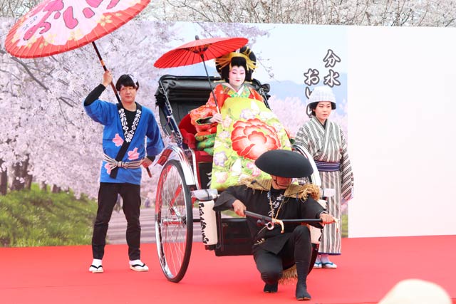 染井吉野太夫の三石佳那さんと傘持ちはいっすねー！山脇さん