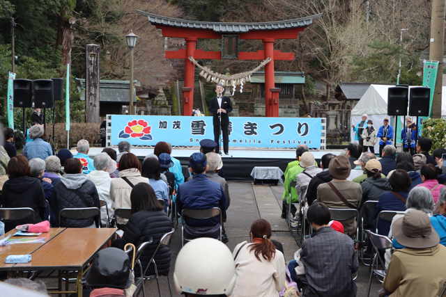 赤鳥居前の特設ステージ