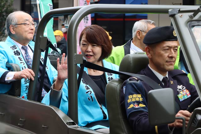 自衛隊車両に乗って手を振る藤田市長