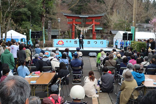 初めて赤鳥居前に特設ステージ