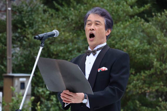 加茂市民歌を歌う加茂市出身の声楽家、三浦克次さん