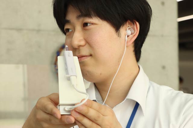 長寿福祉課の窓口に設置した集音器付き軟骨伝導イヤホン、手前が集音器