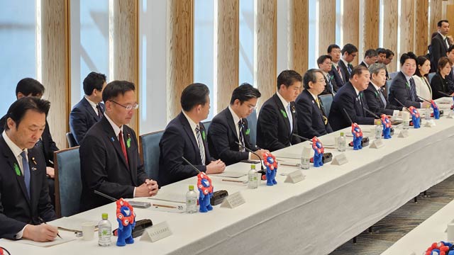 16日開かれた大臣政務官会合