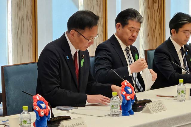 大臣政務官会合に出席、発言した国定氏