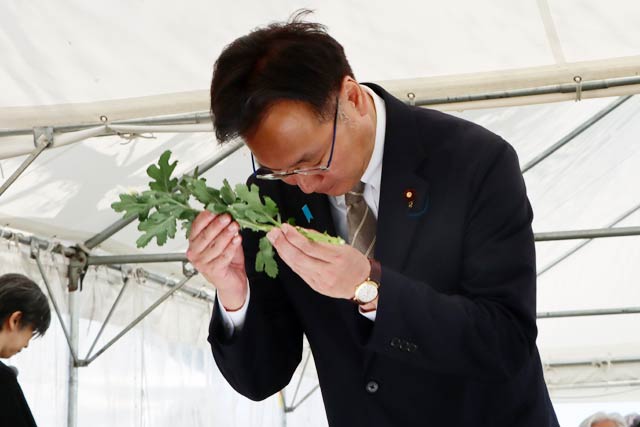 献花する国定国交政務官
