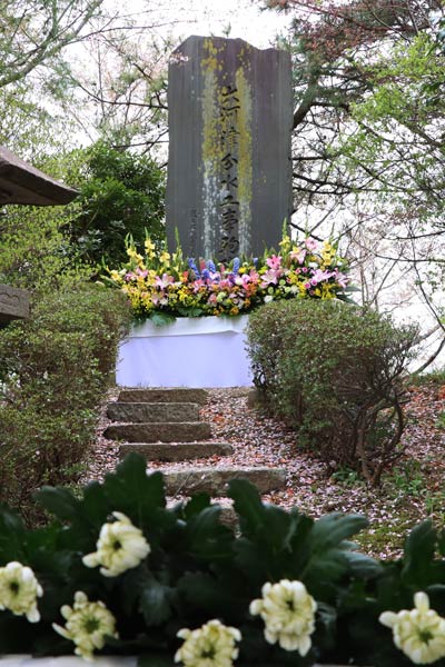 大河津分水工事殉職之碑の前に手向けられた献花