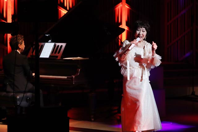 エラールピアノの伴奏で歌う森山良子さん