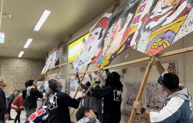各凧組が力を合わせて展示作業