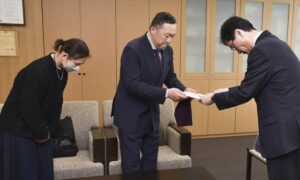 元祖燕背脂ラーメン「杭州飯店」2代目の遺志を継いで3代目が燕市社会福祉事業基金に100万円を寄付