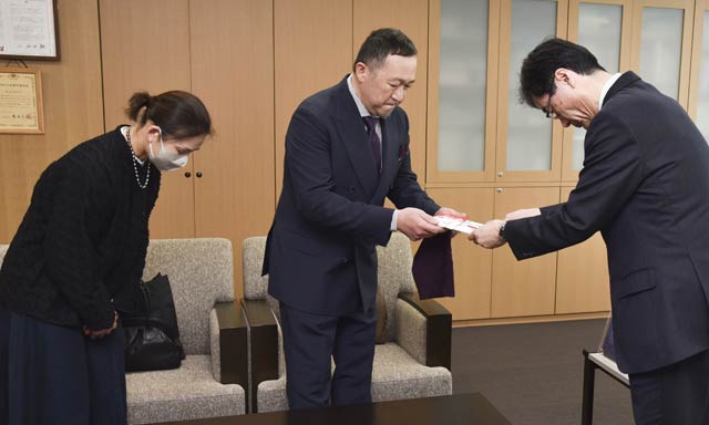 燕市社会福祉事業基金に100万円の寄付を手渡す徐直幸さん夫婦