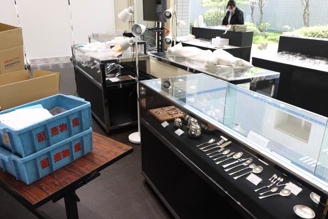 金属洋食器100年企業展の展示作業