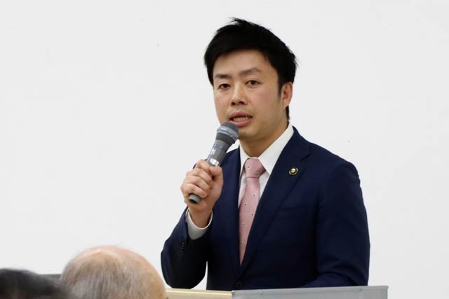 市政報告を行う滝沢市長