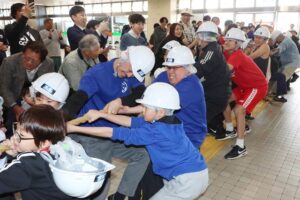 第2回「燕市 vs 三条市綱引き大会」は燕市がリベンジ 燕三条駅構内に歓声が響く