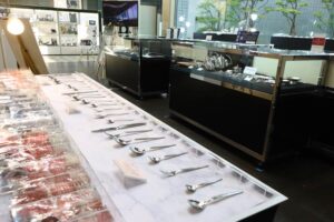 金属洋食器100年企業展にYOASOBIとコラボのカレー皿とカレースプーンも【道の駅 燕三条地場産センター】