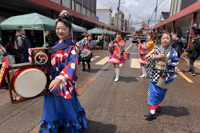 三条マルシェに初参戦の華やぎちんどん隊