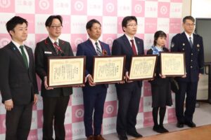 左から滝沢三条市長、三条郵便局の金子さん、横野窓口営業部長、三条信用金庫条南支店の佐野支店係長、遠藤さん、中川三条署長