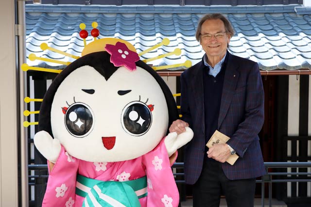 燕市産業史料で土蔵からリニューアルオープンしたミュージアムショップの前でデザインしたカール・ベンクスさんと燕市観光PRキャラクターきららん