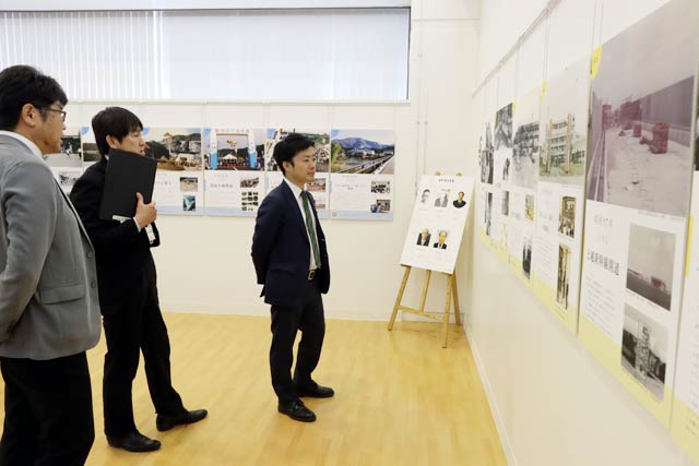 合併20周年記念企画展「三条のあゆみ」の会場で滝沢市長