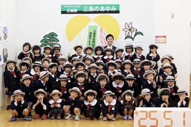 松葉幼稚園園児と滝沢市長で記念写真撮影