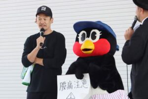 元スワローズの坂口智隆とつばみと一緒に燕市で田植え