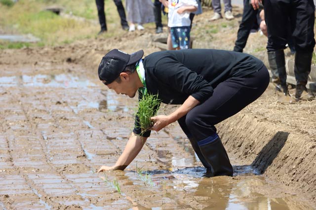 田植えに初挑戦の坂口さん