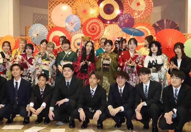 加茂市の二十歳を祝う会で記念写真