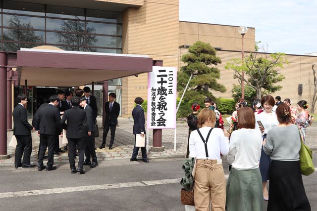 会場の加茂文化会館前