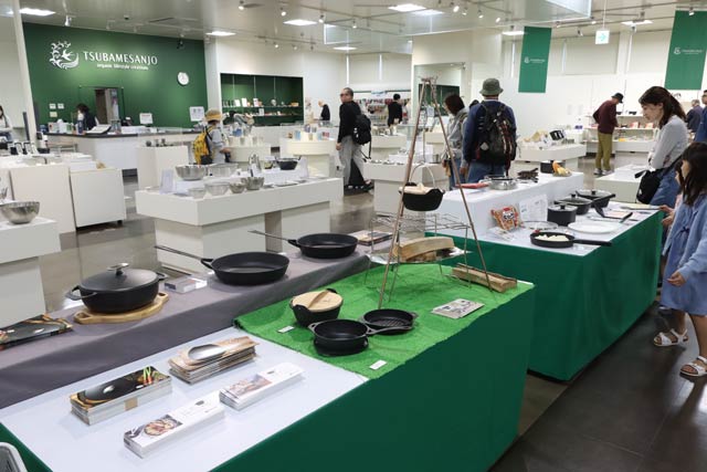 「燕三条キッチン研究所」の「4w1h」と三条特殊鋳工所の「UNILLOY」の展示販売コーナー