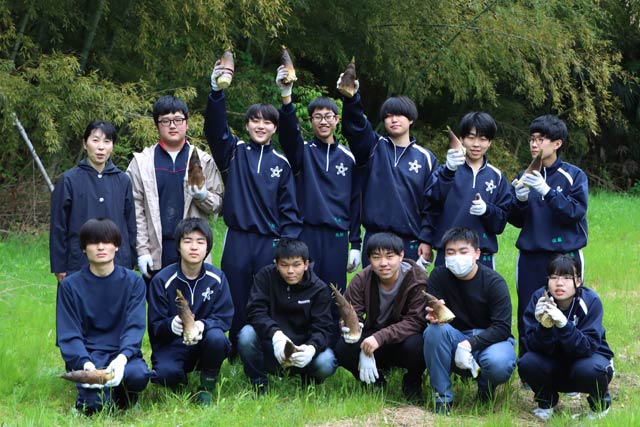 タケノコ掘りに参加した分水高校ボランティア部