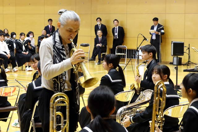 TOKUさんが母校の三条市・第二中で「先輩に学ぶ会」の講師を務める